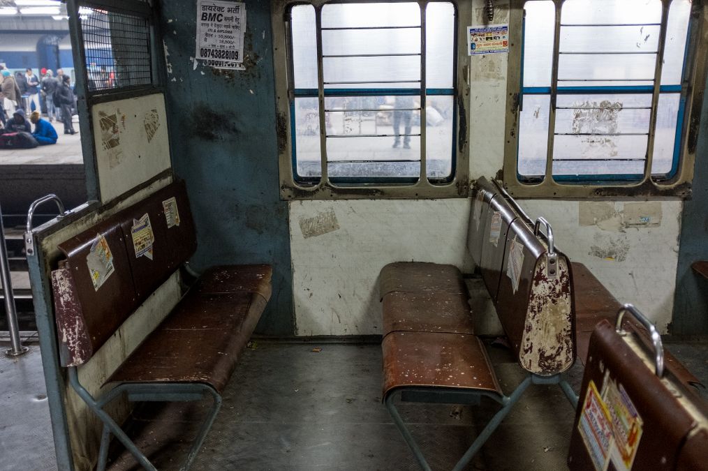 真实的印度火车车厢:像国内地铁一样,车顶还有把手,行车不关门