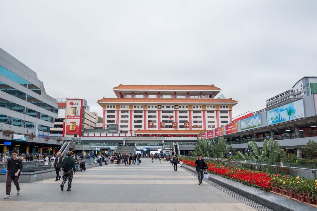 深圳罗湖口岸实拍:有人蹲点收奶粉,还有深圳小孩每天去香港上学