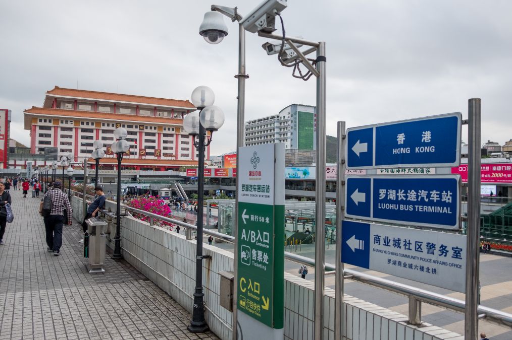 深圳罗湖口岸实拍:有人蹲点收奶粉,还有深圳小孩每天去香港上学