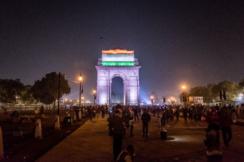 实拍印度首都新德里火车站:有女性专用候车室,不少人直接睡地上