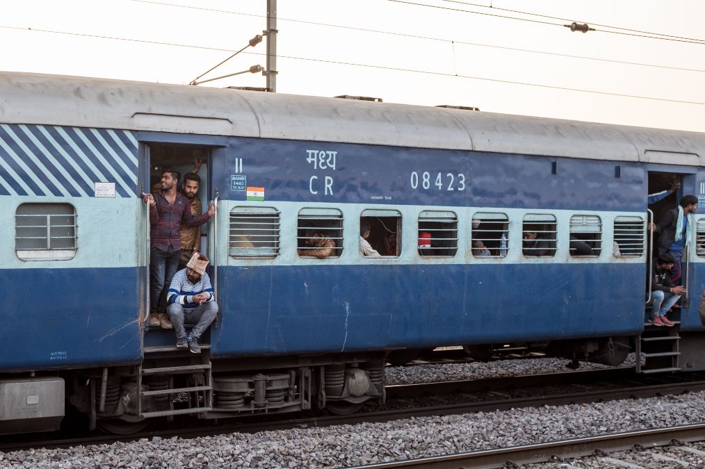 一点都不拥挤,还能躺着睡大觉|车厢|火车|印度_新浪新闻