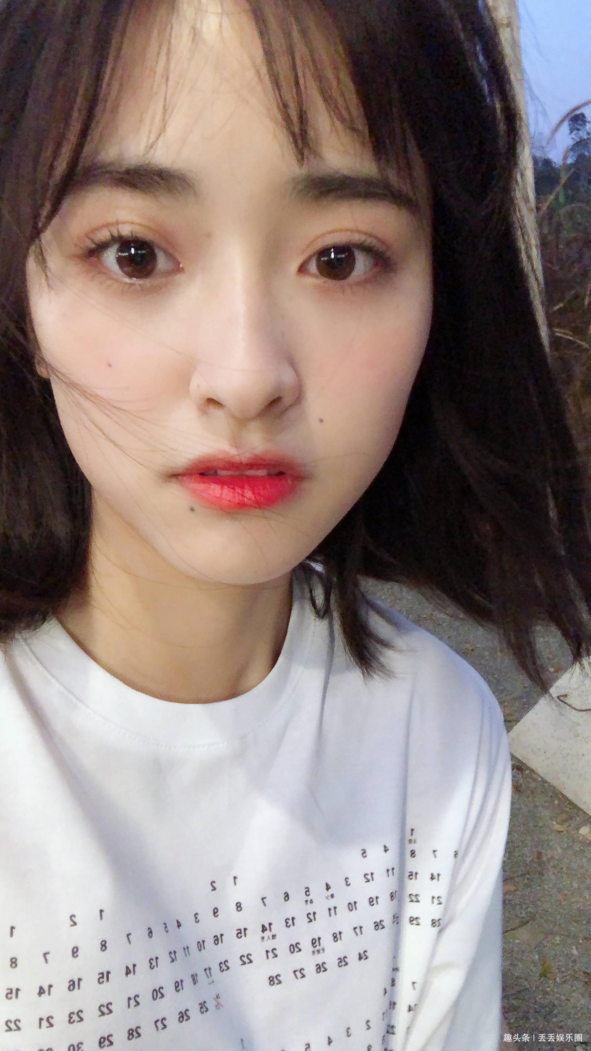 沈月深夜晒自拍,睫毛弯弯眼睛太迷人,网友大呼"要秃顶"