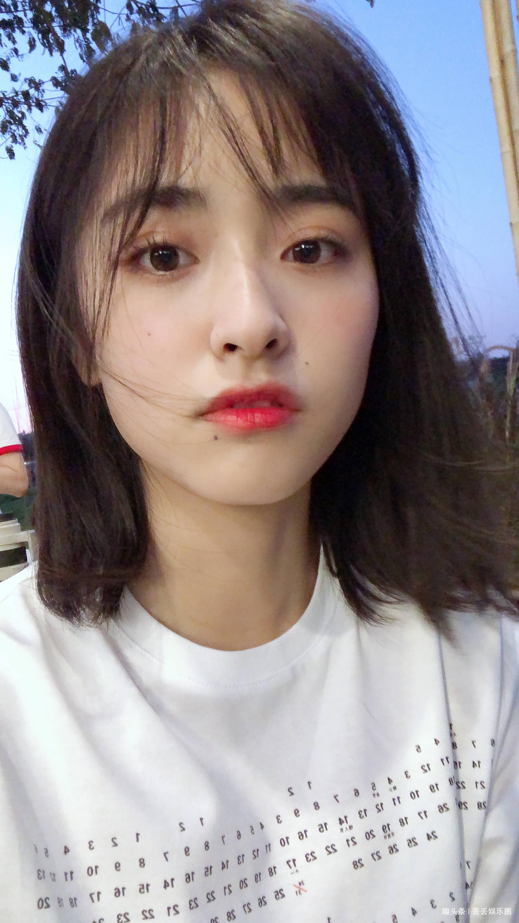 沈月深夜晒自拍,睫毛弯弯眼睛太迷人,网友大呼"要秃顶"