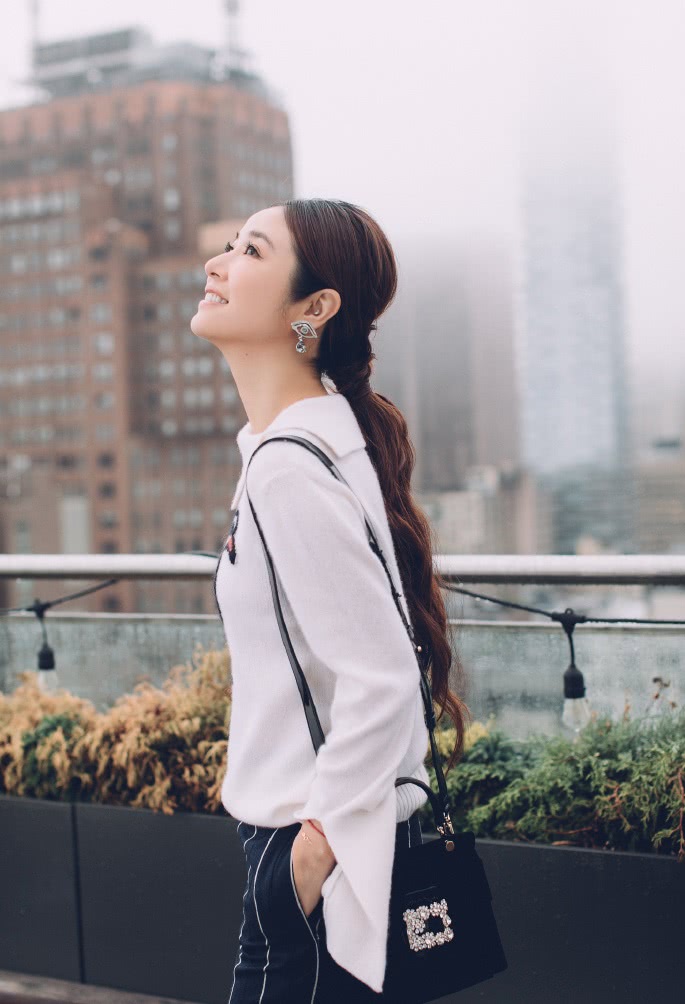 林心如炫富,侧脸狂秀"银眼睛",网友:注意巨钻?