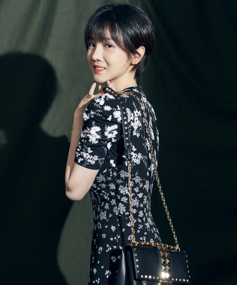 作天作地的晋小妮戏外征服于小彤看完她的穿搭秒懂了