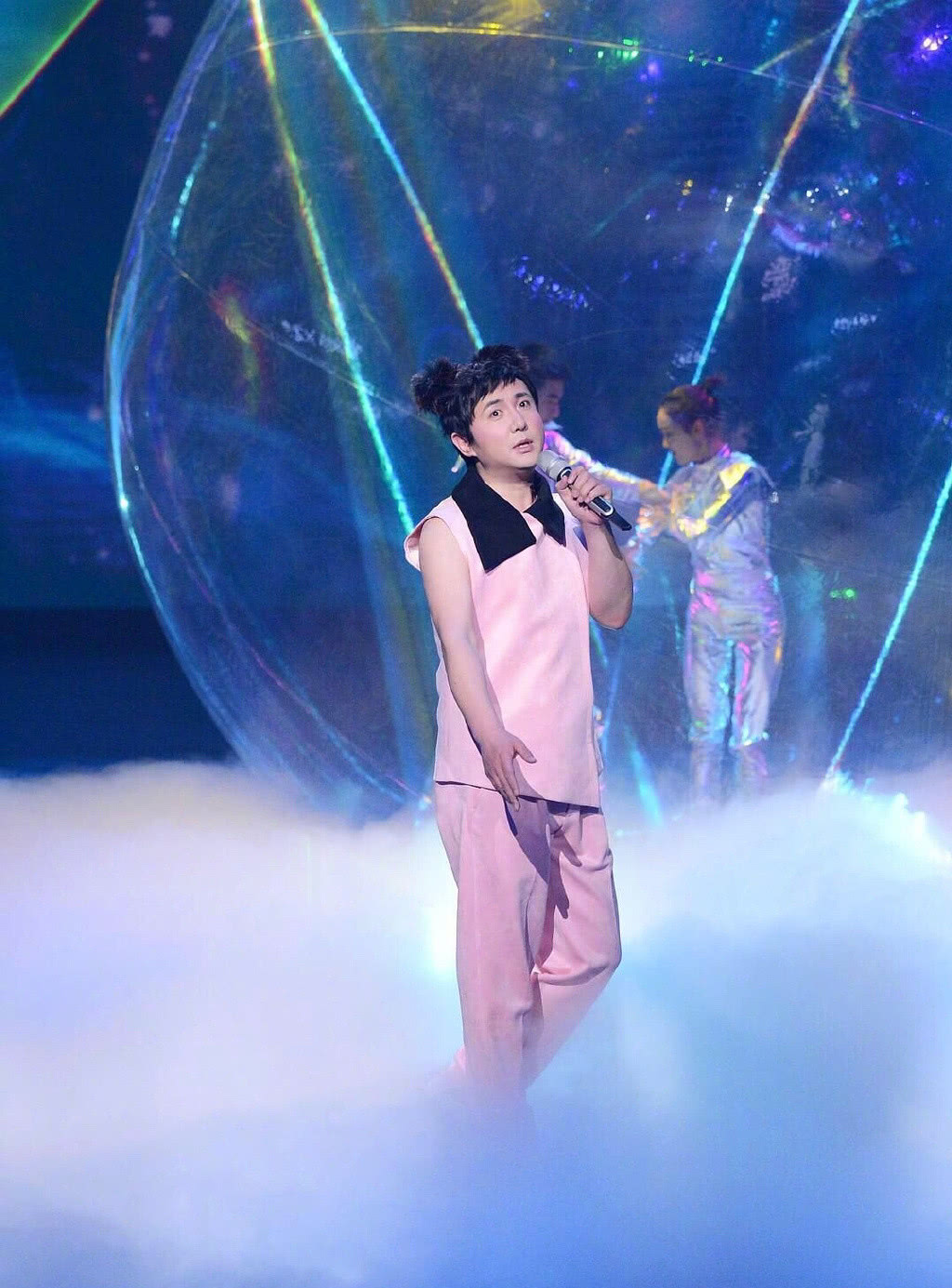 沈腾模仿王菲双丸子头与那英合唱,网友:王菲本人见了也要笑疯