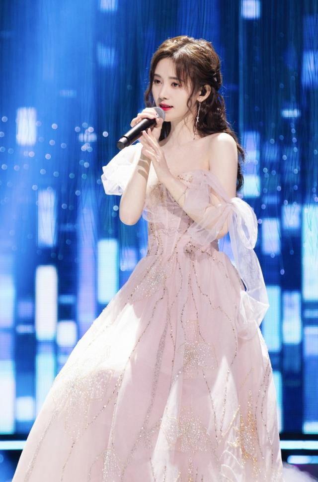 鞠婧祎白娘子扮相仙气十足,看到现代装后,"四千年美女"没白当