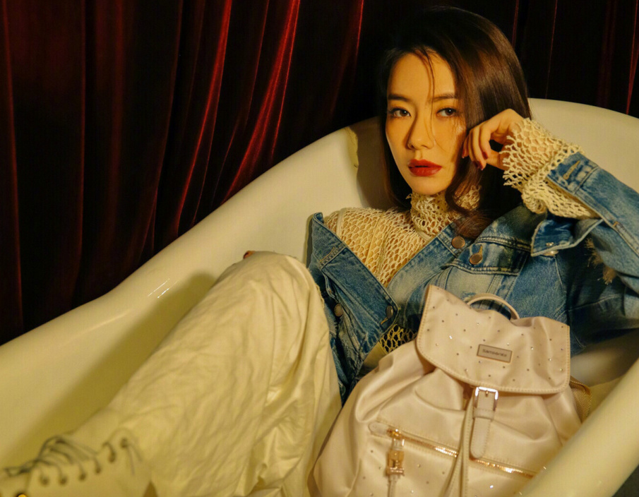 成都戚薇和美籍韩裔李承铉,幸福结合,如今女儿已长大,背影萌翻