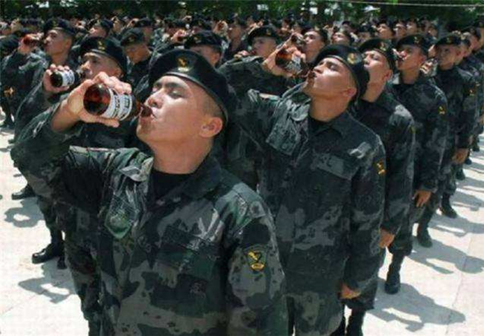 美军士兵有多爱喝酒?拆掉鱼雷的乙醇兑成酒喝,高层下毒都不管用