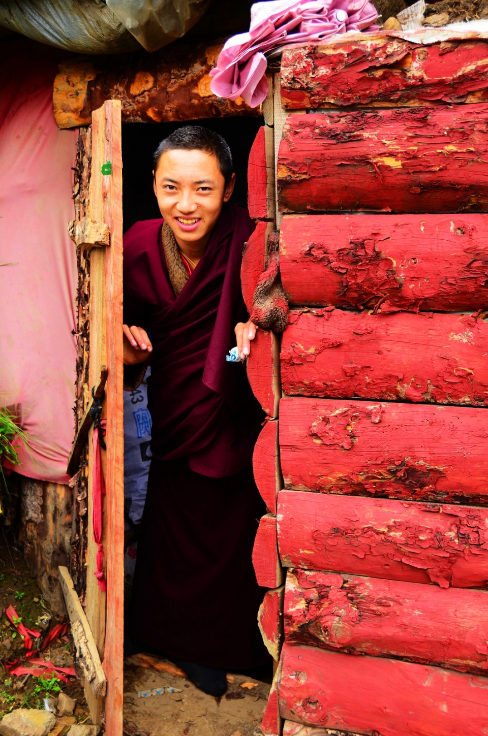 世界最大佛学院,45000修行者,上万间红色僧舍布满整个山谷