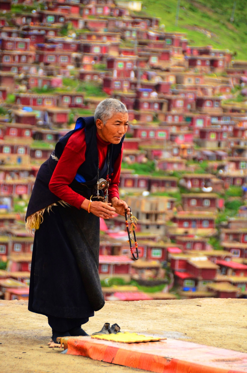 世界最大佛学院,45000修行者,上万间红色僧舍布满整个山谷