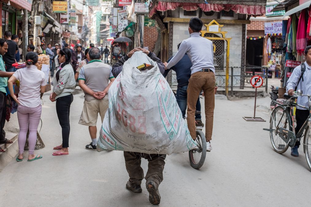 用额头背东西,一次就百八十斤,尼泊尔人这种搬运方式实在奇葩