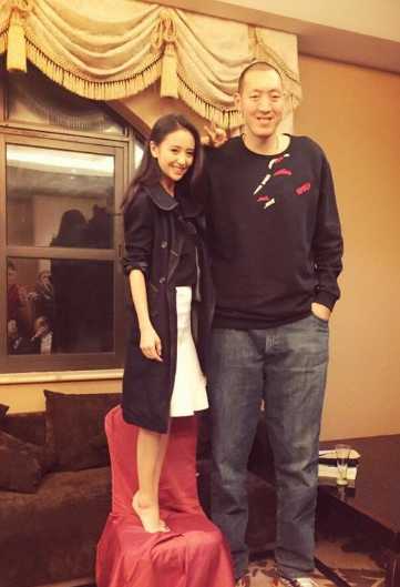 5张照片感受跟2.36的孙明明合影有多尴尬!泰森变得小鸟依人