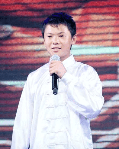 他来自农村, 万人中获成龙赏识, 15岁闯好莱坞, 如今是中外小打星