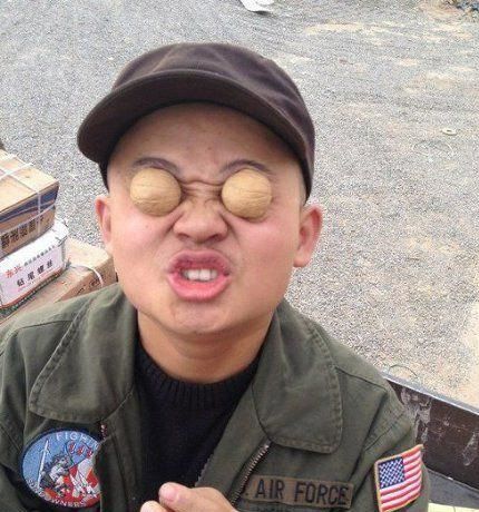 幽默笑话:周末的时候,室友们都出去上网了,只剩下