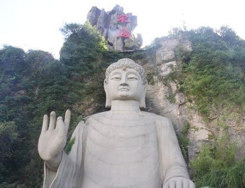 近日,杭州宋城景区的佛祖山上,20米高的释迦牟尼大佛的眉心出现了一个