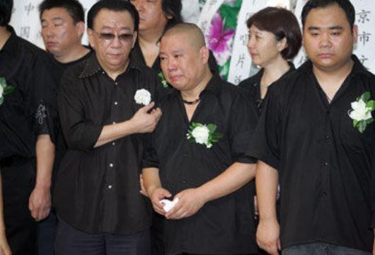 去世后不能安息的明星:他去世4年下葬,她父亲跟和尚争财产