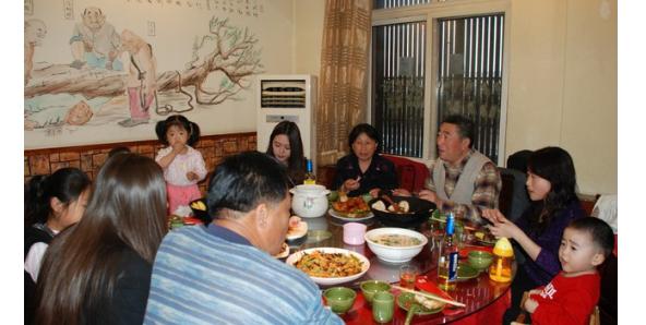 家庭聚餐,饭桌上的这6个行为最好不要有,没礼貌还让人"反感"