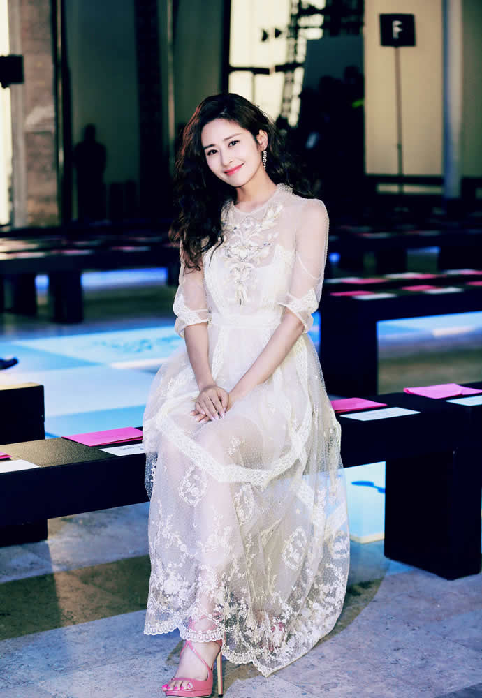 颖儿一头大波浪卷长发女人味十足,身穿蓝色连衣短裙自带女神气质