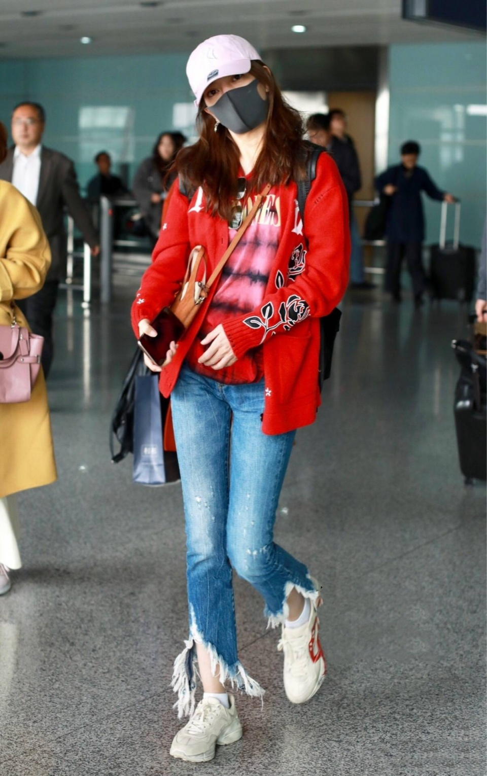 赵薇机场总算不玩个性配色,一身黑色look气场全开,高级又有范