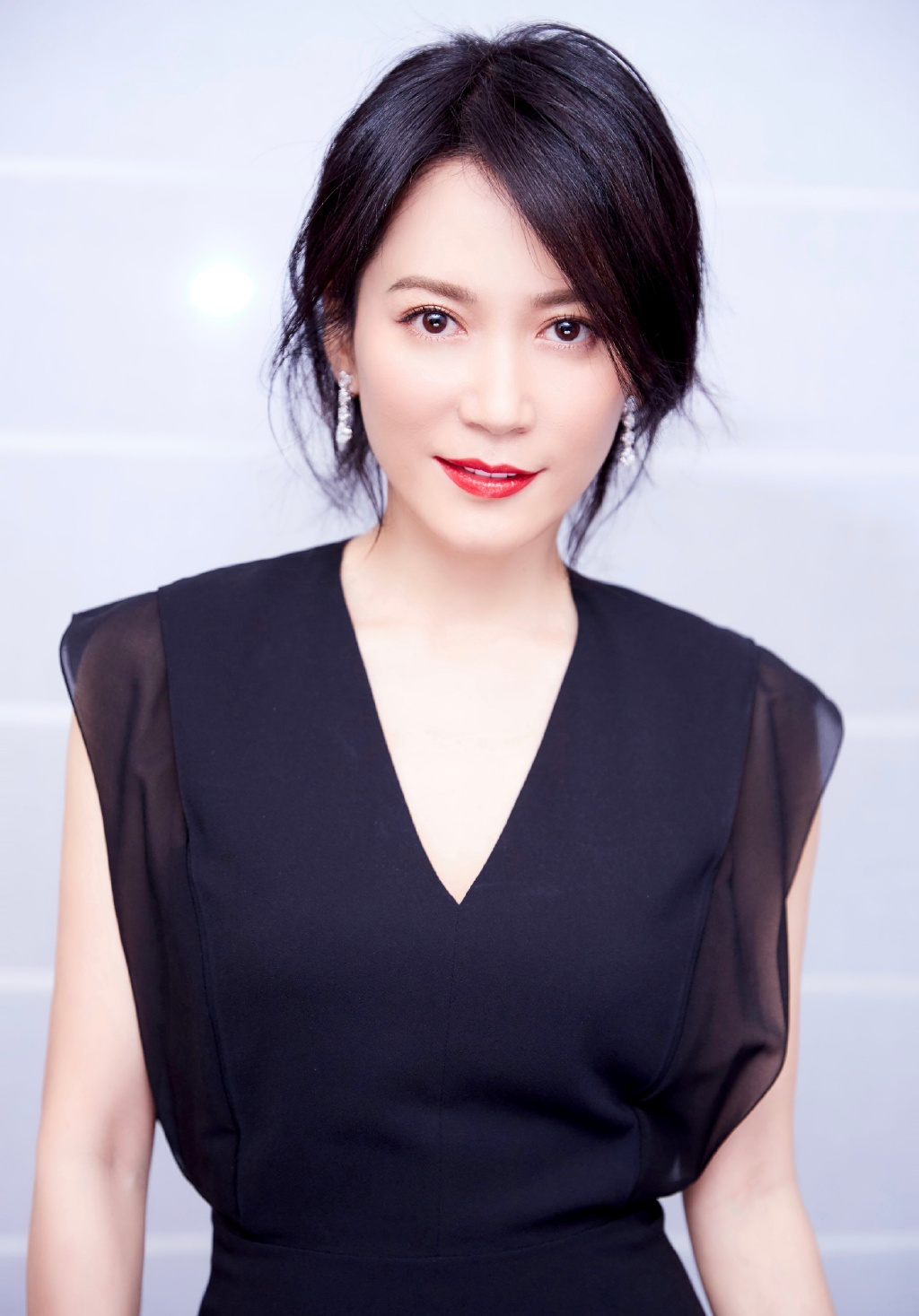 为何48岁俞飞鸿越来越魅力?只因她剪掉十年长发,意外时尚显年轻