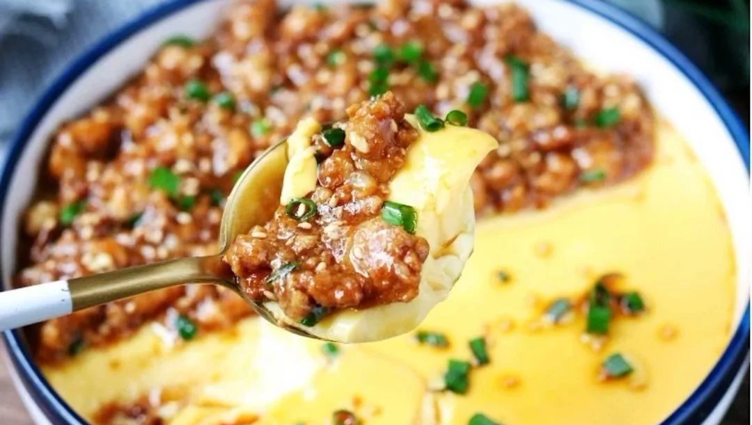 不同寻常的肉沫蒸蛋,非常的完美滑嫩,淋上酱油就开吃吧