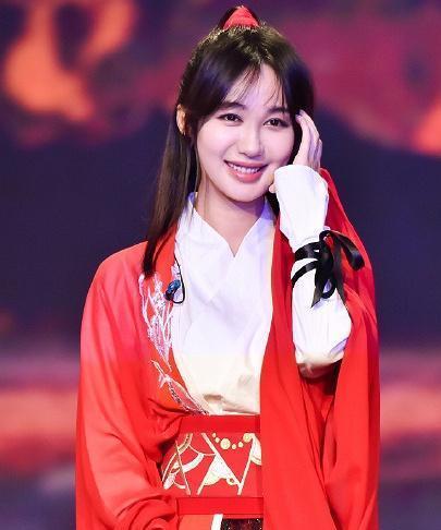 李菲儿穿滑冰服秀美腿, 高难度动作身段美如画, 评委夸赞她太专业