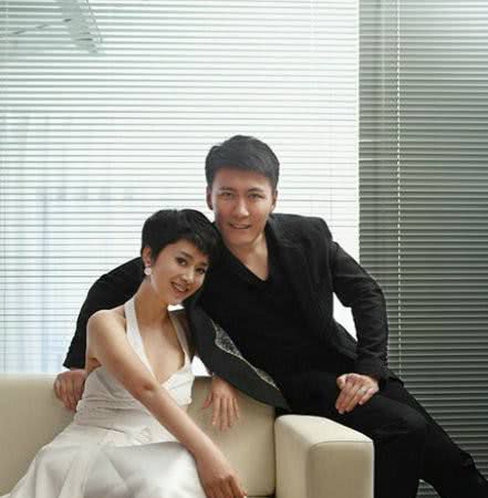 27岁搭档赵薇走红,嫁小4岁老公息影,儿子帅得不像话