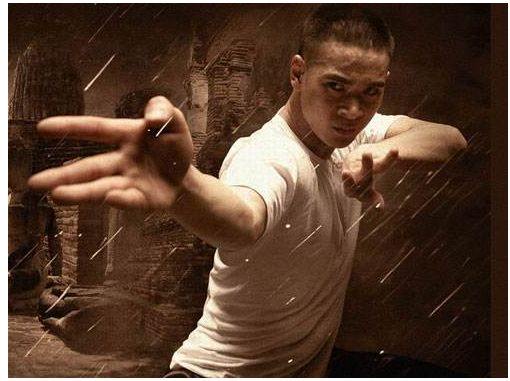 在很长一段时间黄皮小子给李小龙带来烦恼,屡次挑战李小龙,但屡次都