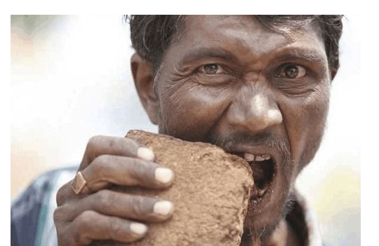 印度神奇吃土哥一天三公斤坚持吃土20年真的傻眼了