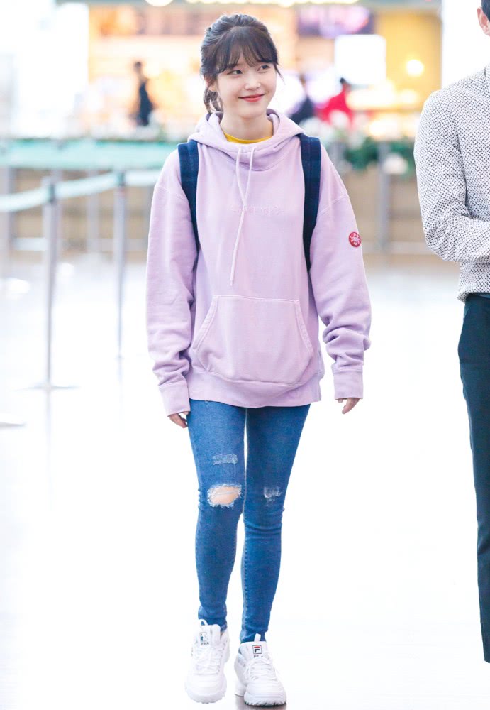 iu李知恩的腰是有多细?模特脖子上的带子竟被她拿来当腰带!