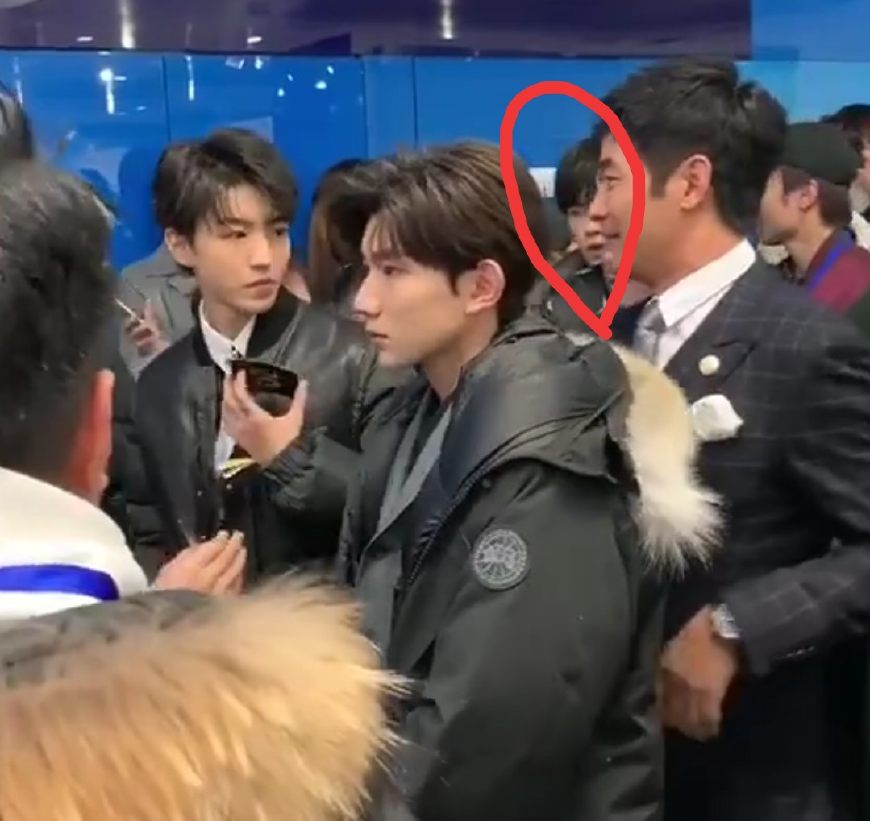 华表奖后台趣事多,易烊千玺穿越人海寻找队友,鹿晗指路好贴心