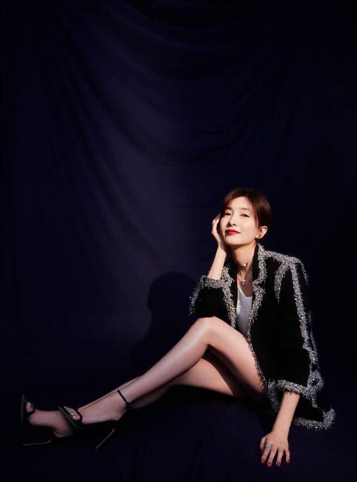 江疏影短裙套装秀美腿,坐下来瞬间看呆人,这双腿真实存在?