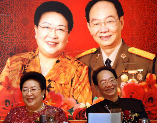 如今,邓在军导演已经80岁高龄,而她和丈夫周尔均也迎来了钻石婚,在这