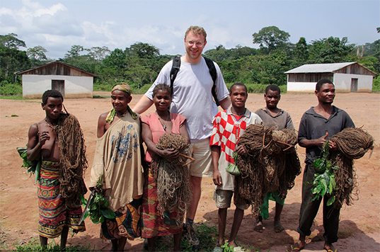 非洲唯一"矮人"原始部落,以飞蛾虫子为美食,平均身高1.3米