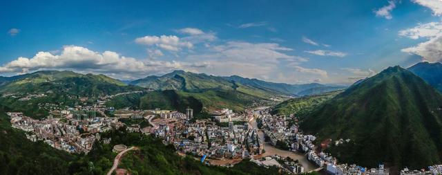 彝良县地处滇川黔三省八县结合部的乌蒙腹地,距昆明420公里,距昭阳区