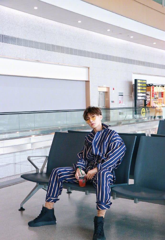 炎亚纶一身条纹套装亮相机场手拿大饼也不失优雅个性十足