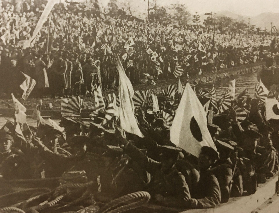 未曾公布二战日本国内老照片,平民送别士兵出征高呼万岁