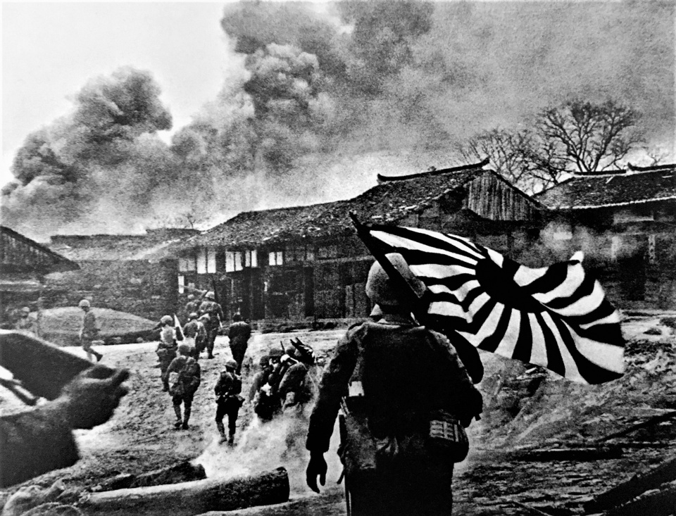 日军侵华老照片恶魔在战场上留下的身影所过之处满是战火硝烟