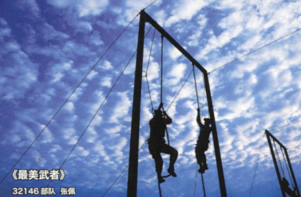 令人感动的10张图片,各种极限挑战不断淬炼解放军官兵的精气神