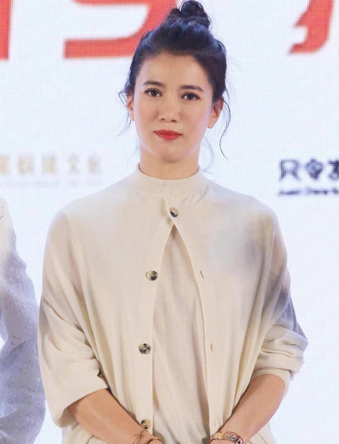 袁咏仪波浪大卷优雅又高级,换丸子头超减龄,47岁美得精致