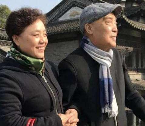 66岁师胜杰因病去世妻子优雅有气质二人恩爱37年育有一女儿