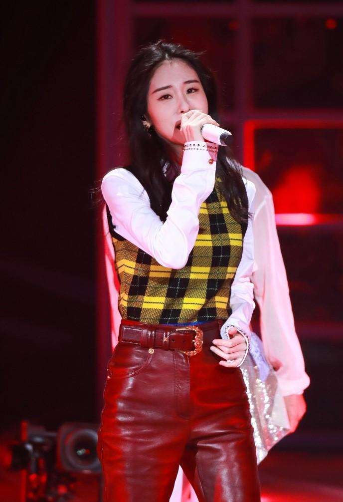 张碧晨的好身材也拯救不了皮裤,穿出"波浪腿",网友:好尴尬