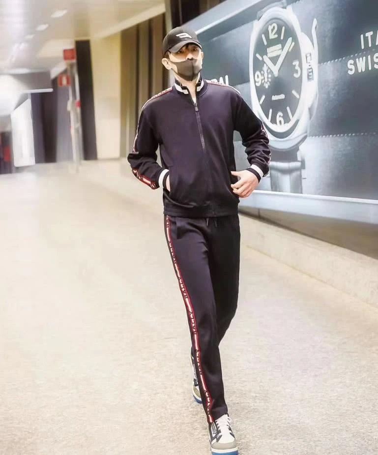 最接地气男星邓伦就穿一套运动服去时装周,长得帅就可以被原谅?