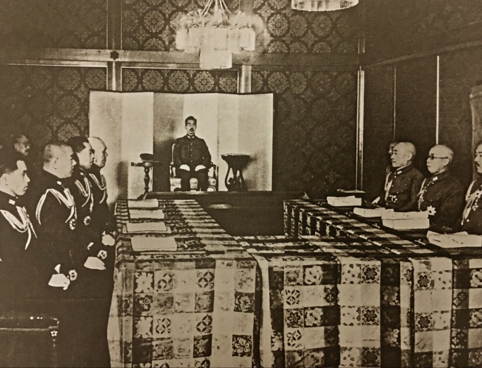 照片拍摄于1942年日本三笠宫崇仁亲王被任命为"中国派遣军"参谋长后