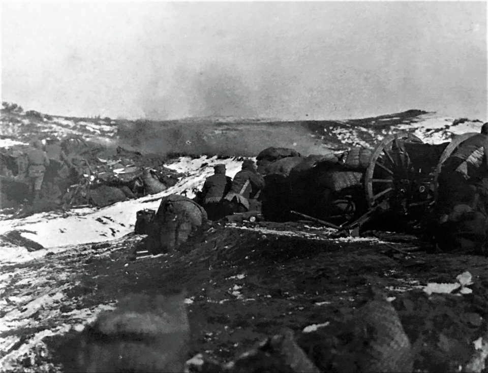 照片拍摄于1905年日俄大战奉天大会战期间,日军第四军徒步炮兵联队第