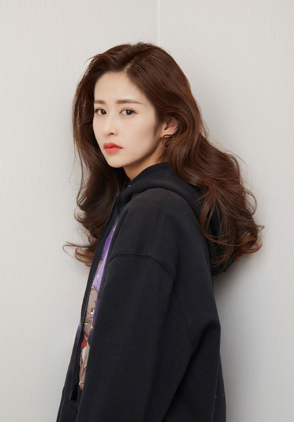 颖儿终于换对发型只是烫款波浪卷发加个发色就意外高级又气质