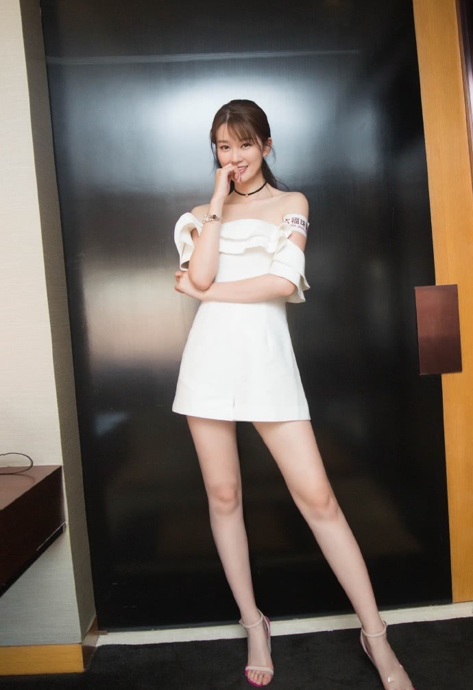 乔欣穿红短裤现身,大长腿藏不住,网友:看起来很少女!