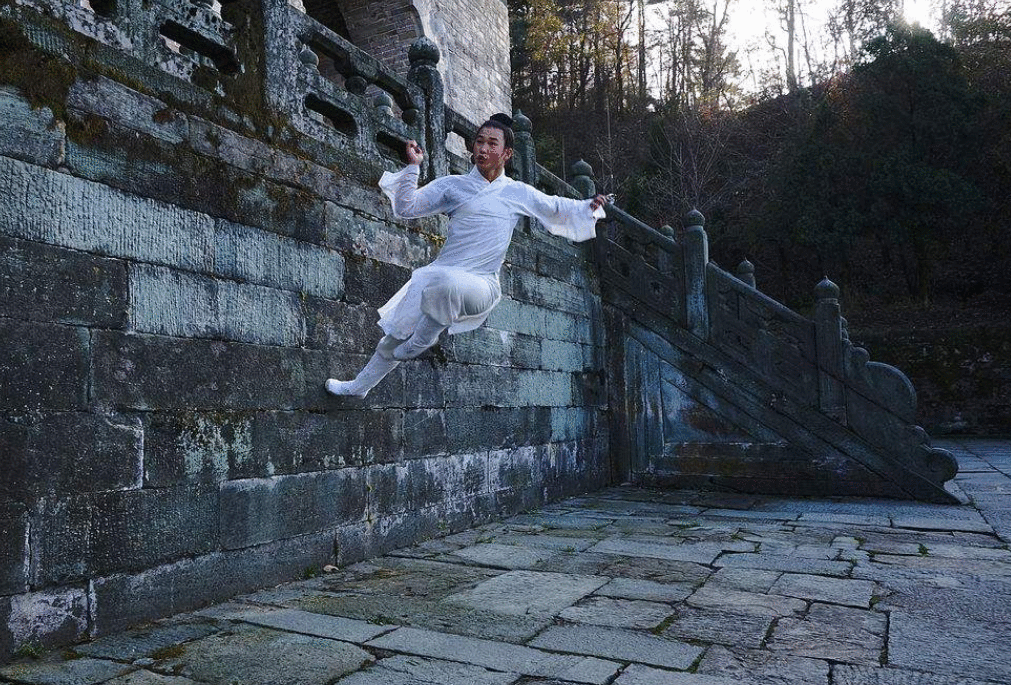 为什么古代武林高手会轻功, 现代人却做不到? 道理其实并不复杂