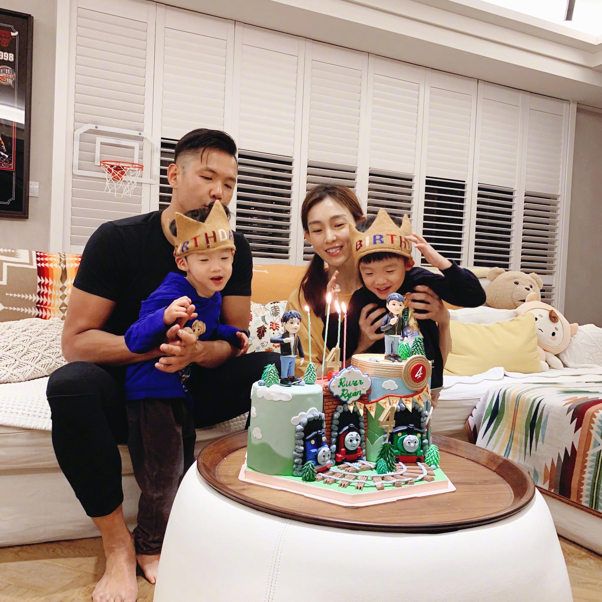 范玮琪晒飞飞翔翔做家务,帮忙购物,感慨两小只